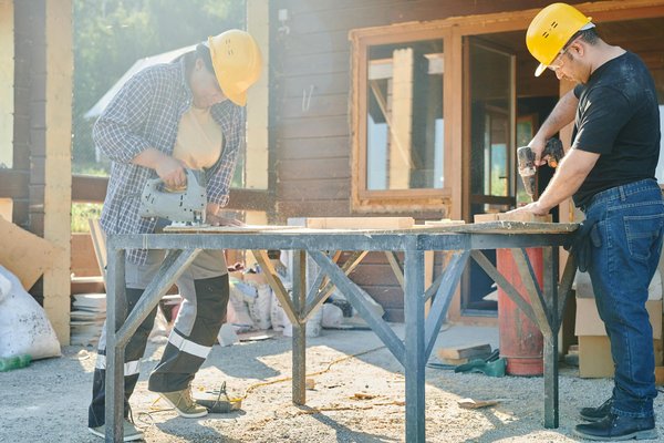 Faire appel à un professionnel pour installer sa barrière de piscine: avantages et inconvénients